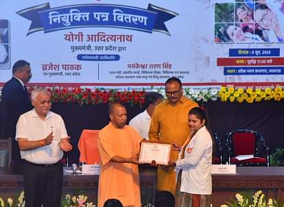 UP News : 7182 एएनएम स्वास्थ्यकत्रियों को मिला नियुक्ति पत्र, सीएम योगी ने कहा- चयन प्रक्रिया में धांधली खत्म Lucknow News : Chief Minister Yogi gave appointment letter to 7182 ANM under Mission Employment