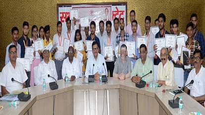 Bareilly: उपहारों ने बढ़ाया मेधावियों का हौसला, सम्मान ने बिखेरी मुस्कान, अमर उजाला ने भी नवाजा Meritorious students were honored in Bareilly
