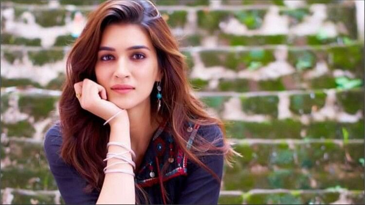 Bollywood: करियर में फ्लॉप के दौर से गुजरते ही इन सितारों ने लिया यू-टर्न, फीस में की भारी कटौती Bollywood celebs who reduced their fees after flop Films Akshay Kumar Kriti Sanon Varun Dhawan Shahid Kapoor