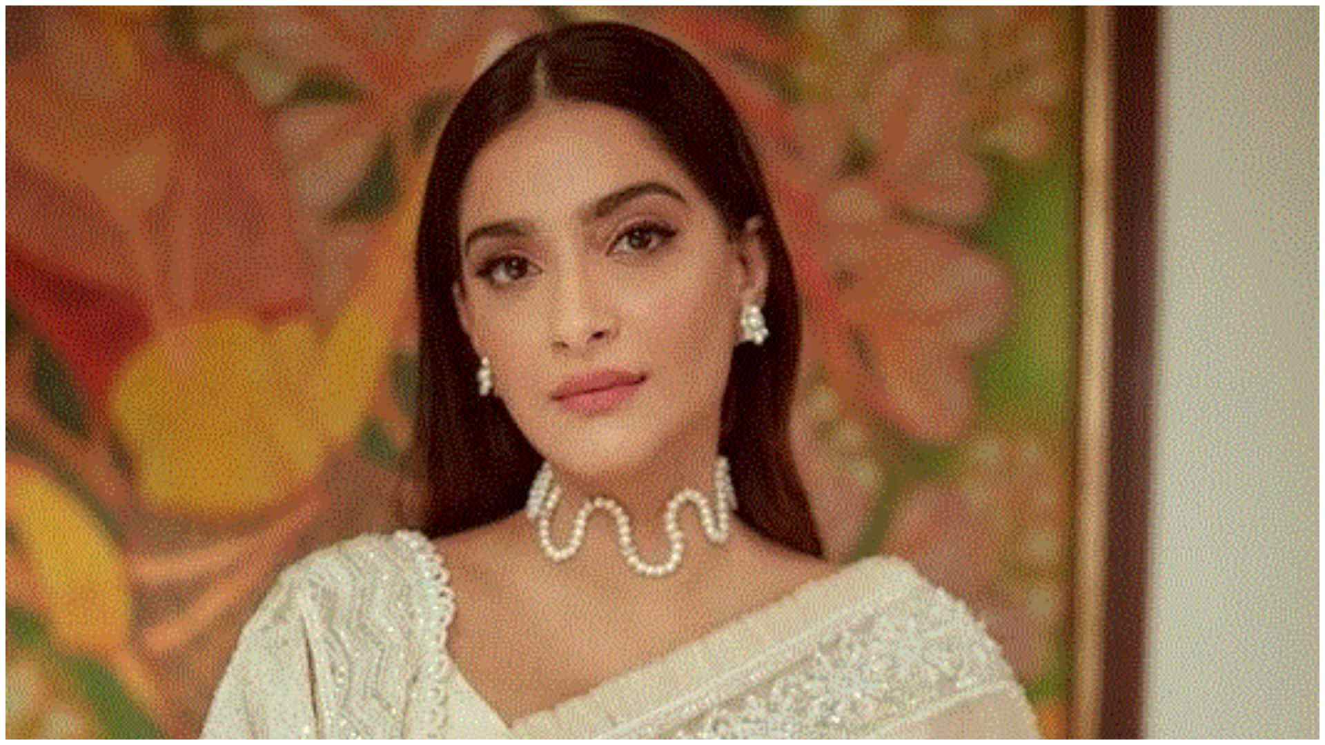 Sonam Kapoor: अपने फिल्मी लुक को लेकर सोनम कपूर ने जताई निराशा, बोलीं- हमेशा एक जैसे ही दिखाया गया है Sonam Kapoor says filmmakers always present her in simple look actress wished to do a period drama
