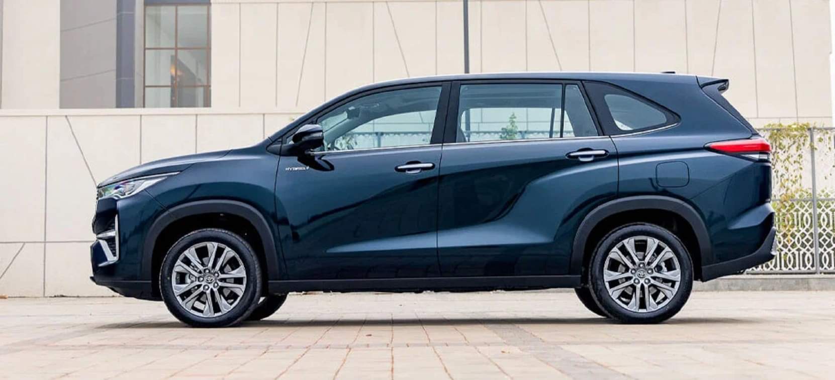 Maruti Suzuki Invicto vs Toyota Innova Hycross: इन दोनों प्रीमियम एमपीवी में क्या है अंतर? Maruti Suzuki Invicto vs Toyota Innova Hycross Comparision of Price Specs Dimension