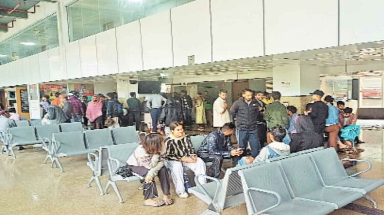 बिजली, फोन, इंटरनेट बंद, कुल्लू बस अड्डे पर उमड़ी मोबाइल फोन चार्ज करने के लिए भीड़ Havoc of heavy rain: Tears spilled after seeing houses and goods swept away in front of the eyes