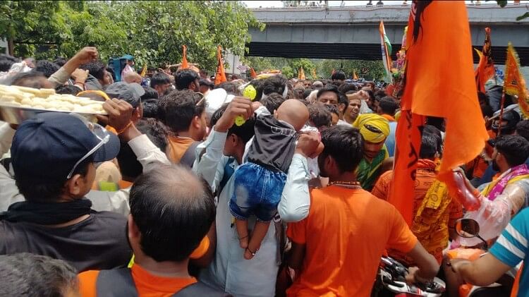 बारिश पर भारी आस्था: हरिद्वार में भोले के भक्तों का सैलाब, हाईवे से शहर तक पैर रखने की नहीं जगह, तस्वीरें Kanwar Yatra 2023 Dak Kanwar Huge Crowd in Haridwar devotees panic Photos