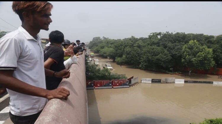Delhi Flood Photos: मुसीबत में दिल्लीवासी, कई इलाकों में घुसा पानी, सड़कें बंद; दिल्ली की इन तस्वीरों ने डराया Yamuna water has come on roads and colonies in low-lying areas of Delhi