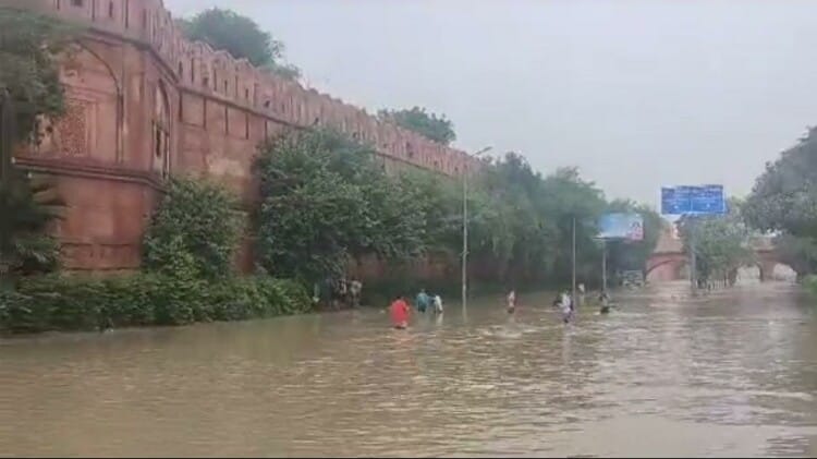 Delhi Flood Photos: मुसीबत में दिल्लीवासी, कई इलाकों में घुसा पानी, सड़कें बंद; दिल्ली की इन तस्वीरों ने डराया Yamuna water has come on roads and colonies in low-lying areas of Delhi