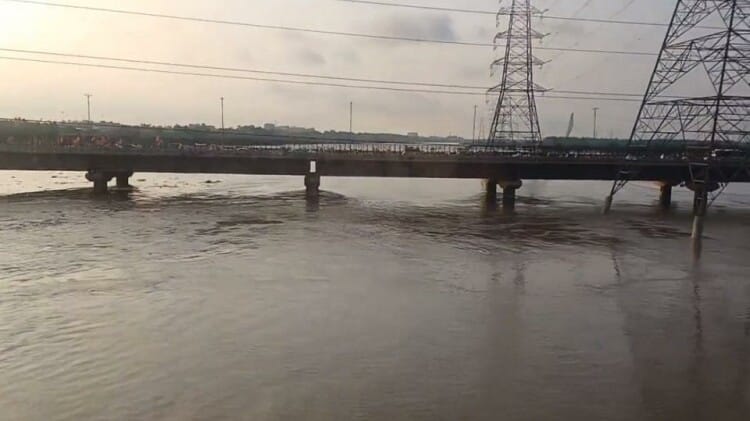 Delhi Flood Photos: मुसीबत में दिल्लीवासी, कई इलाकों में घुसा पानी, सड़कें बंद; दिल्ली की इन तस्वीरों ने डराया Yamuna water has come on roads and colonies in low-lying areas of Delhi