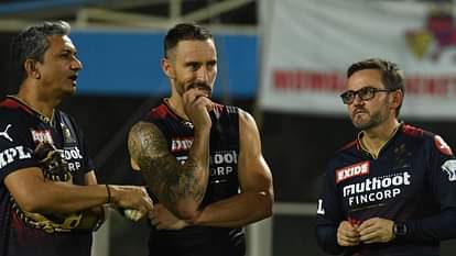 IPL: RCB ने उठाया कड़ा कदम, डायरेक्टर और कोच को हटाया; आईपीएल के पिछले सीजन में प्लेऑफ में नहीं पहुंची थी टीम RCB part ways with Mike Hesson AND Sanjay Bangar after ipl 2023 reports