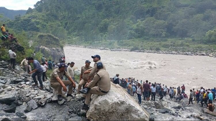 Chamoli: अलकनंदा के तट पर एक साथ जलीं 11 चिताएं, हर ओर मची चीत्कार, नहीं रुक रहे आंसू, दर्दनाक तस्वीरें Chamoli Electric Current Accident 11 people Funeral Together on alaknanda river and painful photos
