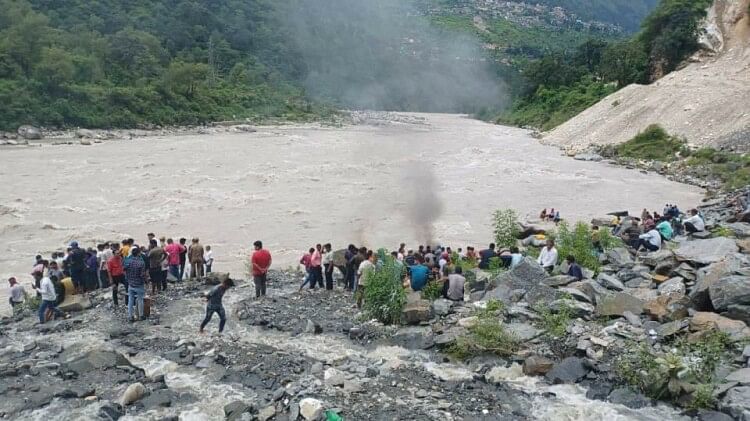 Chamoli: अलकनंदा के तट पर एक साथ जलीं 11 चिताएं, हर ओर मची चीत्कार, नहीं रुक रहे आंसू, दर्दनाक तस्वीरें Chamoli Electric Current Accident 11 people Funeral Together on alaknanda river and painful photos
