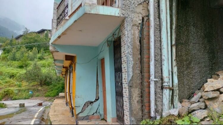 खड़ाहन में चार मकानों को खतरा Heavy rain and landslide damage houses in Chaupal Rohru and Rampur Bushahar