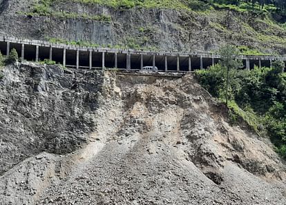 Operation Tunnel: गंगोत्री हाईवे पर लापरवाही...ओपन टनल के पीछे लगातार हो रहा भूस्खलन, आवाजाही में बना खतरा Operation Tunnel Negligence on Gangotri Highway Landslide are continuously happening behind open tunnel