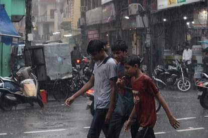 Weather Update: बनारस में आज भी झमाझम बारिश के आसार, सुबह में बादल, मौसम हुआ सुहाना Weather Update Varanasi Chances of rain even today mausam is pleasant