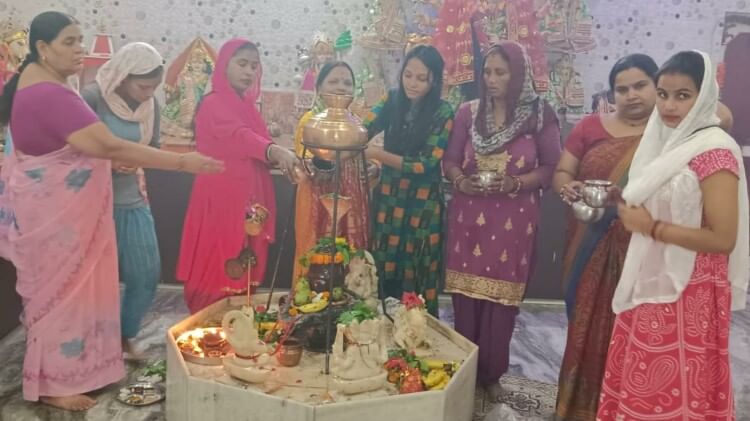 Sawan Somvar: अचानक फोटो खिंचवाने के लिए इस शिव मंदिर में भक्त लगाने लगे दौड़, जलाभिषेक के दौरान हुई ऐसी घटना Sawan Somvar 2023 Shiva temple Rudrapur huge crowd gathered on seeing shape of eyes in Shivling Uttarakhand