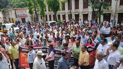 स्कूल बंद: सड़क पर उतरे CBSE स्कूलों के शिक्षक, की निष्पक्ष जांच की मांग School closed: Teachers of CBSE schools protest, demanding the arrest of the accused teachers