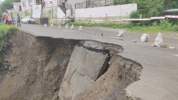 उत्तराखंड में रेड अलर्ट: सुरक्षित और सावधान रहें...पहाड़ से लेकर मैदान तक बारिश, जानें हर जिले के मौसम का हाल Red alert in Uttarakhand till August 15 heavy rains landslides highway closed read more Update in hindi