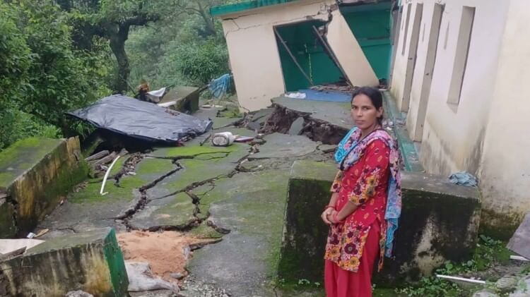 उत्तराखंड में रेड अलर्ट: सुरक्षित और सावधान रहें...पहाड़ से लेकर मैदान तक बारिश, जानें हर जिले के मौसम का हाल Red alert in Uttarakhand till August 15 heavy rains landslides highway closed read more Update in hindi