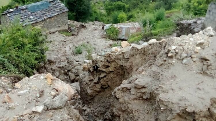 उत्तराखंड में रेड अलर्ट: सुरक्षित और सावधान रहें...पहाड़ से लेकर मैदान तक बारिश, जानें हर जिले के मौसम का हाल Red alert in Uttarakhand till August 15 heavy rains landslides highway closed read more Update in hindi