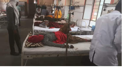 Dholpur: चांदपुर गांव के पास तेज रफ्तार बोलेरो ने टेंपो को मारी टक्कर, पांच महिलाओं समेत आठ लोग घायल Dholpur A speeding Bolero hit a tempo near Chandpur village 8 people including 5 women were injured