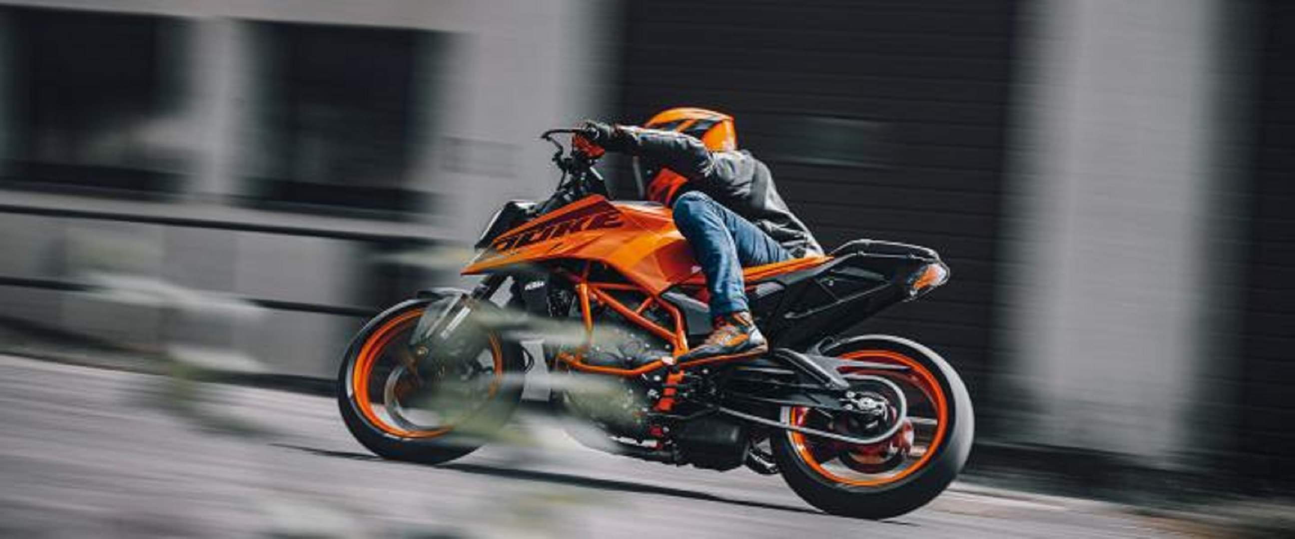 Bike Comparison: 300-400 सीसी सेगमेंट में आती हैं यह दो बाइक, जानें इनकी कीमत और इंजन पावर में कितना है अंतर 2023 KTM 390 Duke vs TVS Apache RTR 310 Know Specification and Price Comparison