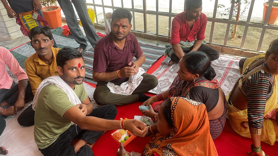 तस्वीरें: जेलों के बाहर बहनों की कतार, आंखों में आंसू, हाथों में पूजा की थाली... कैदी भाईयों को बांधी राखी Sisters tie rakhi to brothers on Raksha Bandhan in state jails