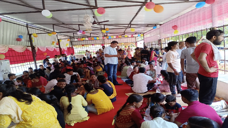 तस्वीरें: जेलों के बाहर बहनों की कतार, आंखों में आंसू, हाथों में पूजा की थाली... कैदी भाईयों को बांधी राखी Sisters tie rakhi to brothers on Raksha Bandhan in state jails