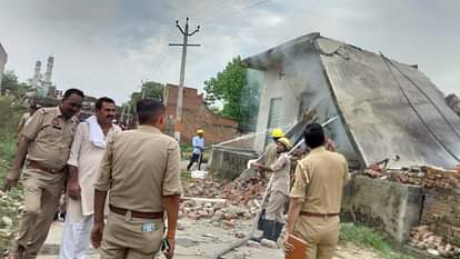 Muzaffarnagar: निर्माणाधीन मकान के नजदीक बनाए जा रहे थे अवैध पटाखे, धमाके के बाद लगी भीषण आग Muzaffarnagar: Illegal firecrackers were being made near a house under construction, a massive fire broke out