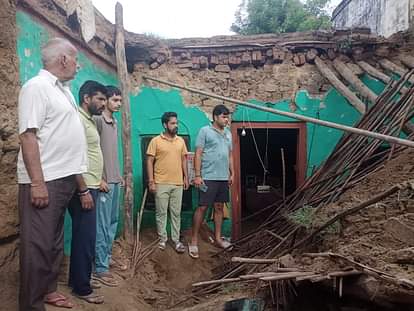 Muzaffarnagar: बारिश में भरभराकर गिरी मकान की छत, बेटी की मलबे में दबकर मौत, मां घायल Muzaffarnagar: Roof of house collapses in rain, daughter dies, mother injured