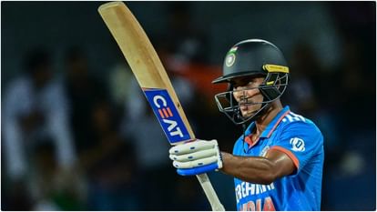 Shubman Gill: पिता की जिद ने बनाया क्रिकेटर; बेटे को आउट करने वाले को देते थे इनाम पर नहीं मिली धोनी की जर्सी Shubman gill story of becoming cricketer Father forced him in the Sport but he did not got number seven Jersey