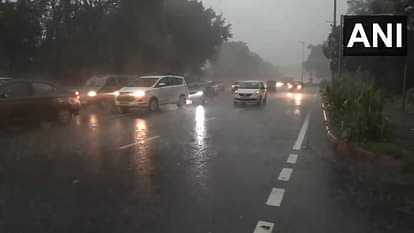 Delhi NCR Weather: दो घंटे की बारिश में दिल्ली की सड़कें बनी तालाब, एनसीआर में मौसम हुआ सुहाना; लगा लंबा जाम Delhi NCR Weather Today Heavy Rainfall in Delhi, Noida Rain News in Hindi