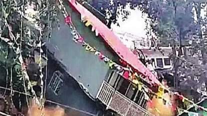 मौसम : नैनीताल में भूस्खलन के बाद पलभर में जमींदोज हुआ दो मंजिला भवन, 12 से ज्यादा मकान खतरे की जद में Two-storey building razed to the ground within moments after landslide in Nainital