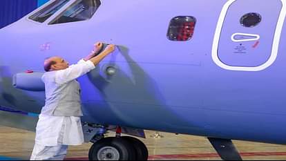 भारत ड्रोन शक्ति: भारतीय वायुसेना में शामिल हुआ C-295 विमान, रक्षा मंत्री ने स्वातिक बनाकर सौंपी चाभी Rajnath Singh participated as chief guest in Bharat Drone Shakti 2023 being held at Hindon Air Force Station