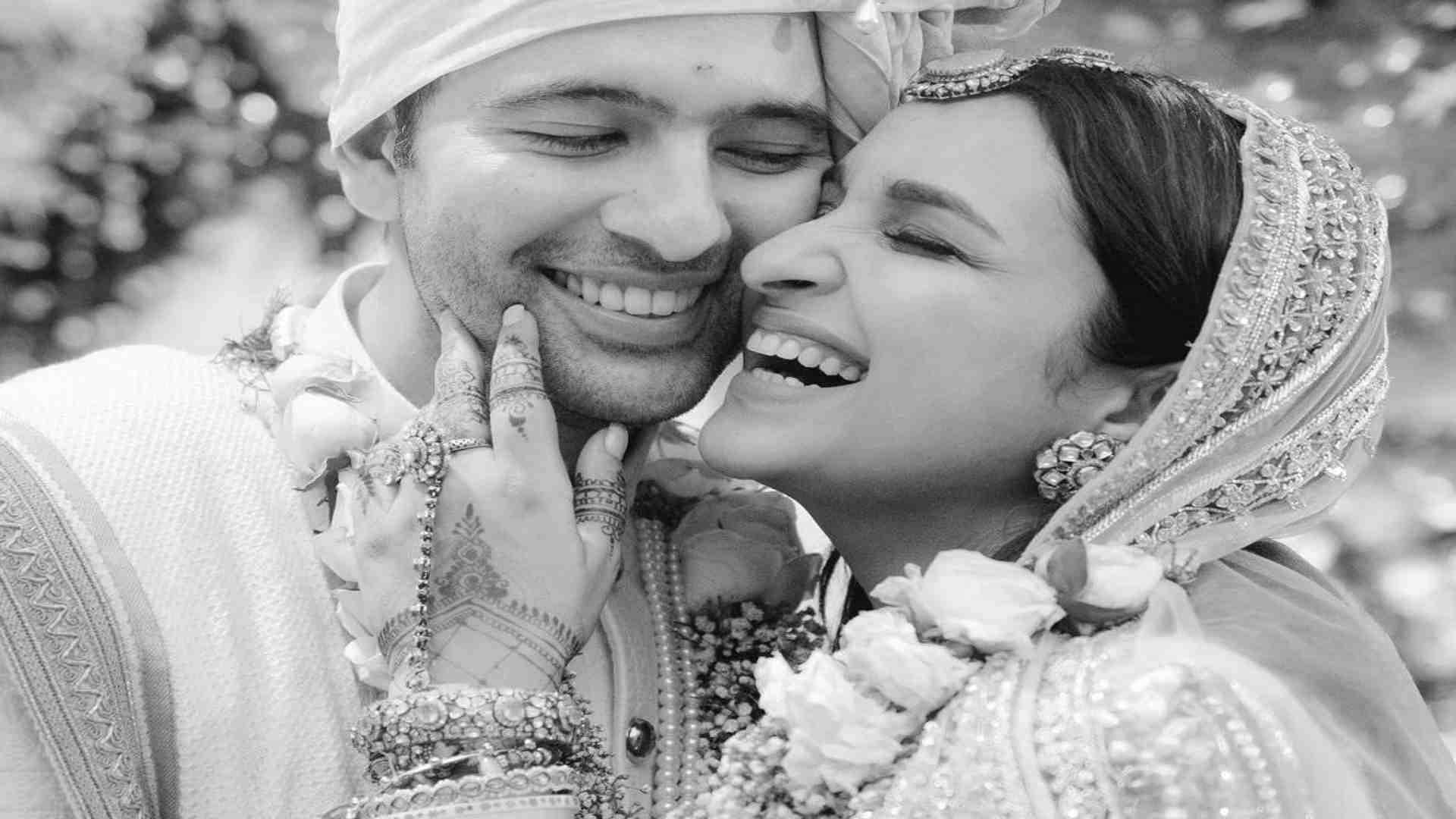Parineethi-Raghav Wedding: सामने आई रॉयल वेडिंग की झलक, दिखा परिणीति-राघव का खूबसूरत अंदाज, देखें तस्वीरें Parineeti-Raghav Wedding: Parineeti-Raghav's beautiful style seen in the picture after marriage