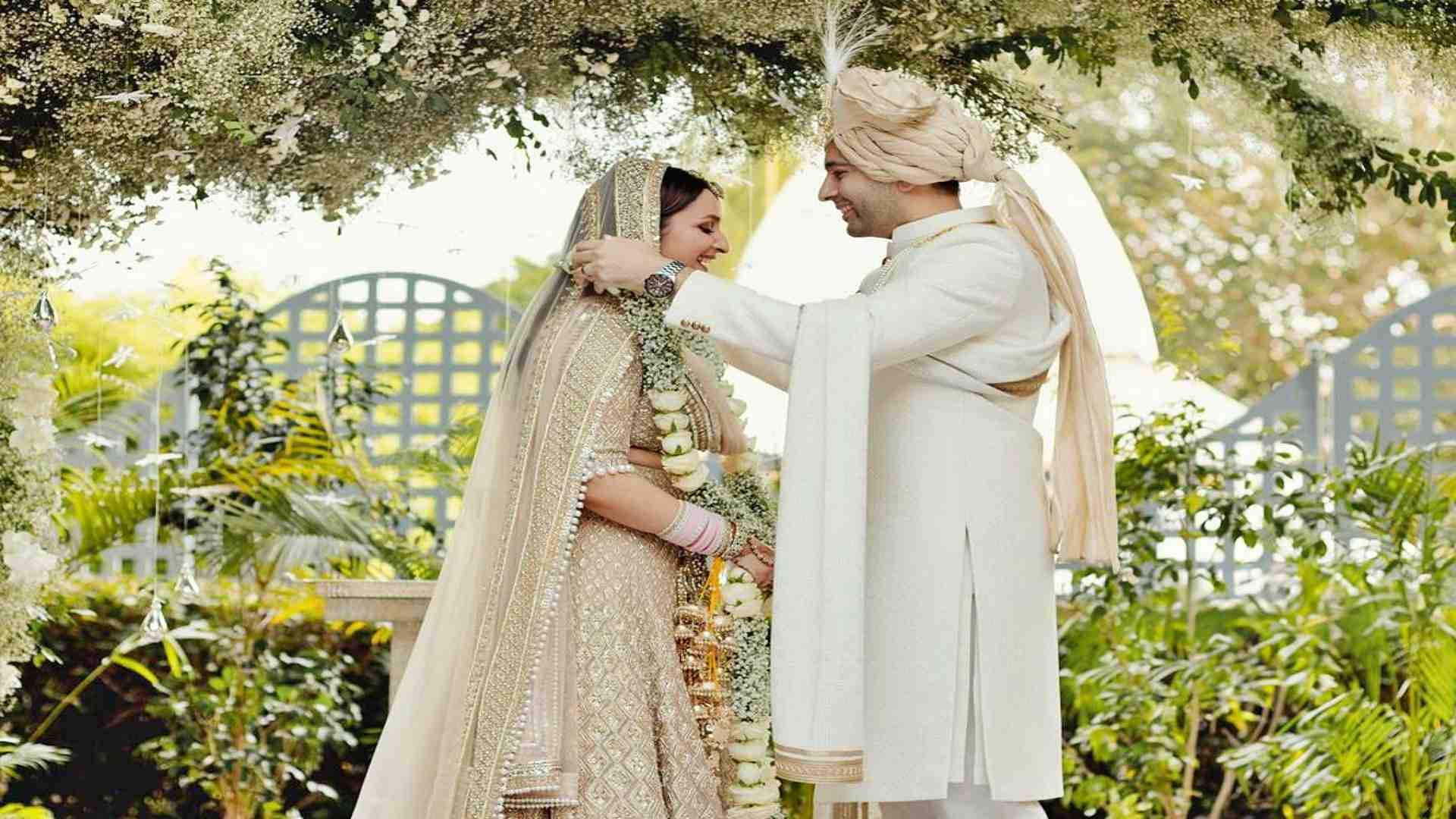 Parineethi-Raghav Wedding: सामने आई रॉयल वेडिंग की झलक, दिखा परिणीति-राघव का खूबसूरत अंदाज, देखें तस्वीरें Parineeti-Raghav Wedding: Parineeti-Raghav's beautiful style seen in the picture after marriage