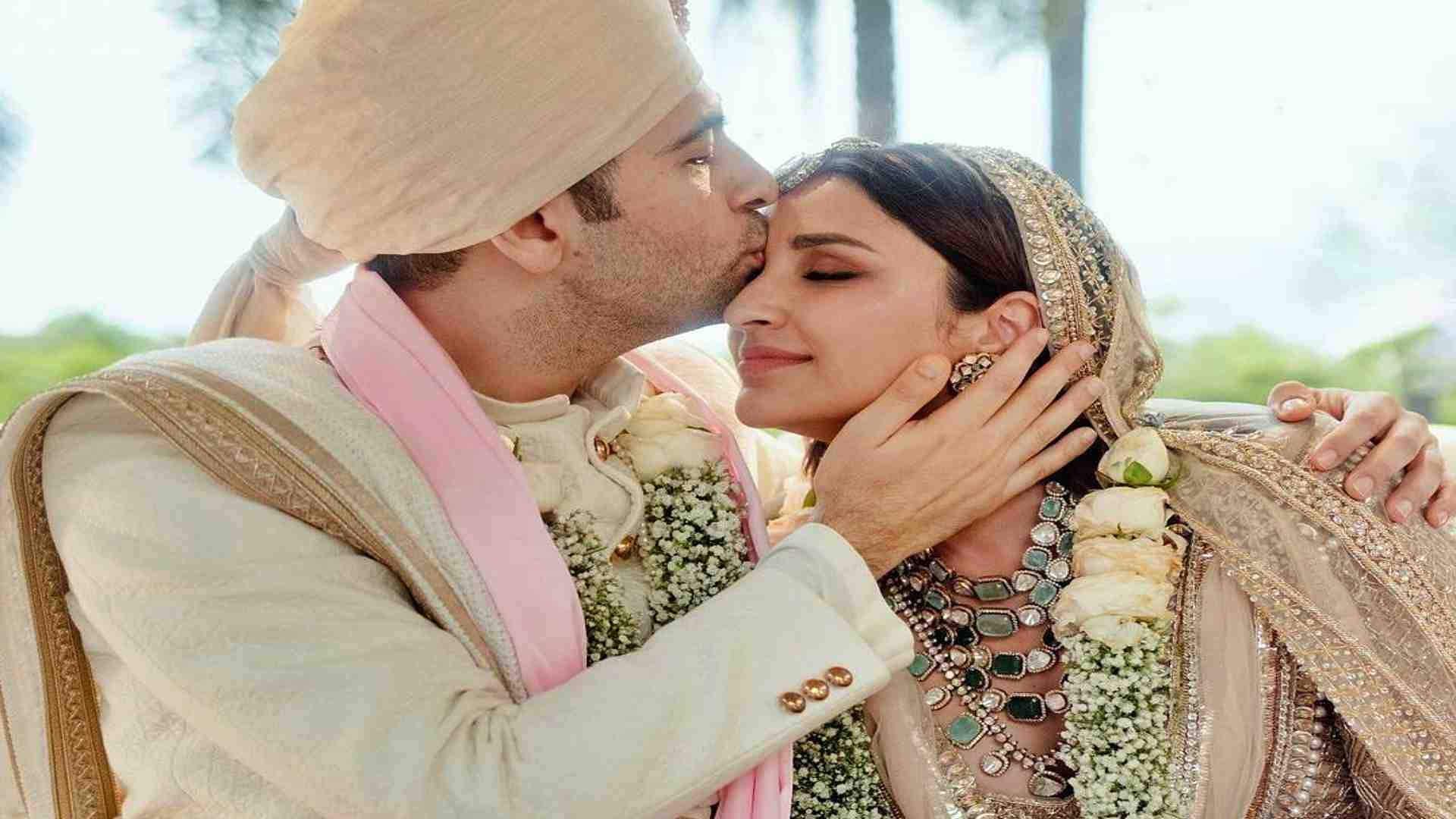 Parineethi-Raghav Wedding: सामने आई रॉयल वेडिंग की झलक, दिखा परिणीति-राघव का खूबसूरत अंदाज, देखें तस्वीरें Parineeti-Raghav Wedding: Parineeti-Raghav's beautiful style seen in the picture after marriage