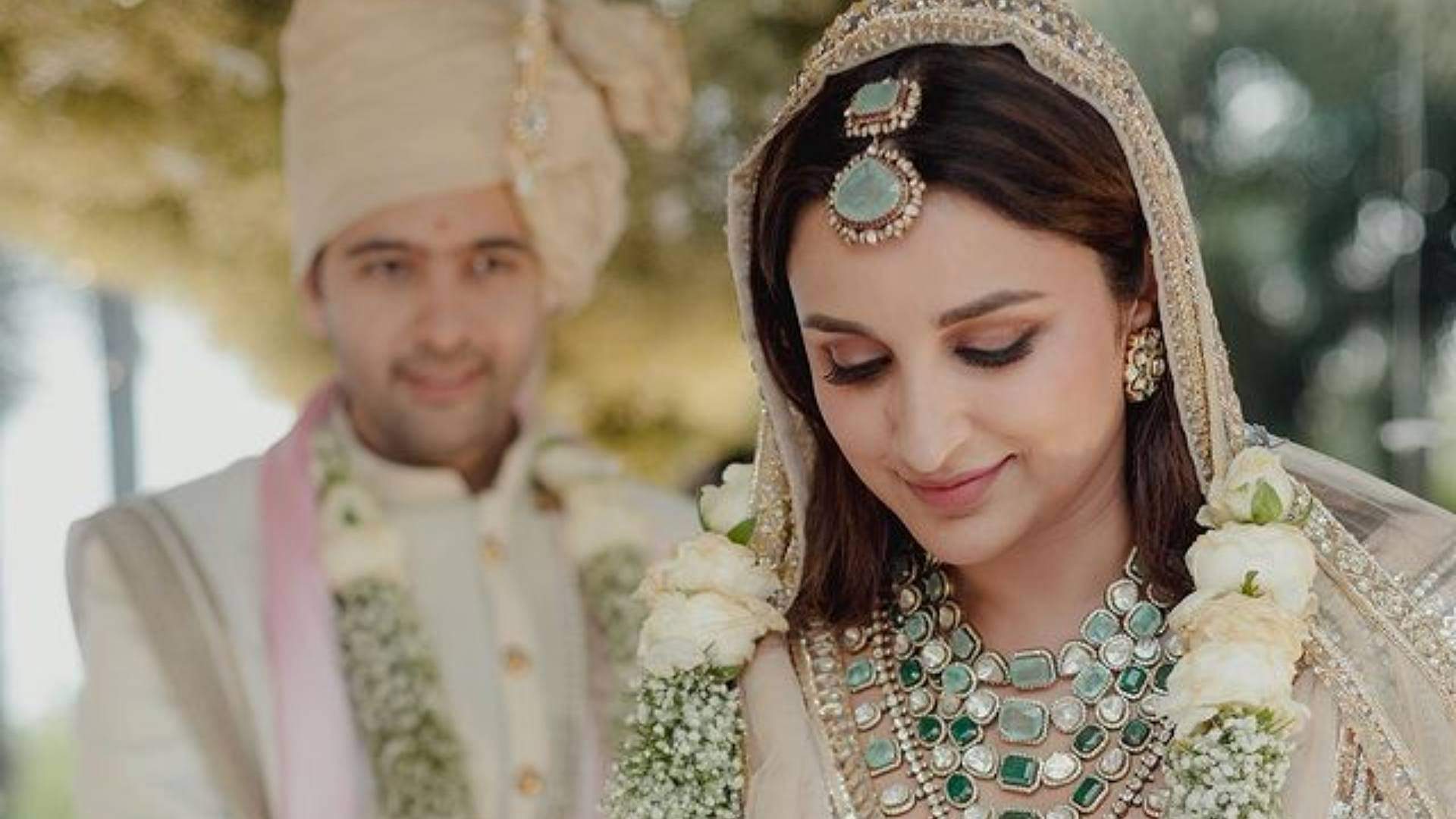Parineeti Raghav Wedding Pics: एक-दूजे के हुए राघव-परिणीति, शादी की पहली तस्वीरें देख नहीं हटेगी आपकी नजर Parineeti Chopra Raghav Chadha wedding Photos couple looked beautiful in white Marriage dress see viral pics