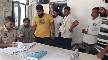 दादरी में नेशन हाईवे-152 पर दुर्घटना: असंतुलित होकर डिवाइडर से टकराई कार, प्रॉपर्टी डीलर की मौत Accident on National Highway 152 in Dadri, Car went unbalanced and collided with divider, property dealer died