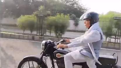 करनाल में मंगलवार को मनाया कार फ्री डे: सीएम मनोहर कार छोड़कर बुलेट से गए एयरपोर्ट, शहर को दिया संदेश Car Free Day celebrated in Karnal on Tuesday, CM Manohar left car and went to airport in Bullet
