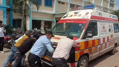MP में बीमारू अस्पताल! यहां एंबुलेंस धक्का लगाकर चालू होता है, ऑक्सीजन है फिर भी मरीज की मौत हो जाती है Shajapur Ambulance broken in Shajapur District Hospital Patient dies due to lack of oxygen