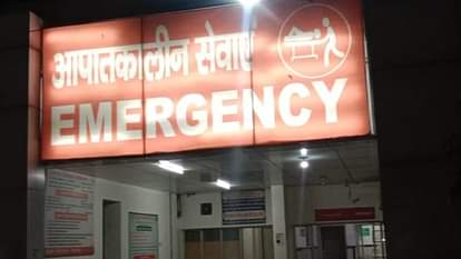 रोहतक: सिविल अस्पताल की इमरजेंसी में भर्ती युवक को चाकू मारा, झगड़े में घायल होने के बाद हुआ था दाखिल Rohtak: Young man admitted in emergency of civil hospital stabbed