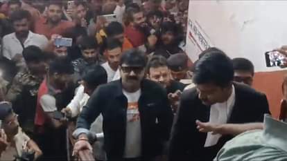Pawan Singh : कोर्ट पहुंचे भोजपुरी स्टार पवन सिंह; पत्नी से तलाक पर नहीं बनी बात, जुटी भीड़ Pawan Singh : Bhojpuri star Pawan Singh and his wife reached Arrah court, Pawan ready for settlement.