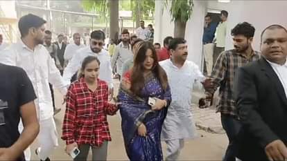 Pawan Singh : कोर्ट पहुंचे भोजपुरी स्टार पवन सिंह; पत्नी से तलाक पर नहीं बनी बात, जुटी भीड़ Pawan Singh : Bhojpuri star Pawan Singh and his wife reached Arrah court, Pawan ready for settlement.