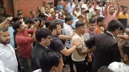 Pawan Singh : कोर्ट पहुंचे भोजपुरी स्टार पवन सिंह; पत्नी से तलाक पर नहीं बनी बात, जुटी भीड़ Pawan Singh : Bhojpuri star Pawan Singh and his wife reached Arrah court, Pawan ready for settlement.