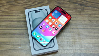iPhone 15 Review: कितना पावरफुल है सबसे सस्ता आईफोन 15, कैमरा-डिस्प्ले से लेकर बैटरी तक, यहां है पूरी जानकारी IPhone 15 Review Rating Price and Specifications All You Need to Know