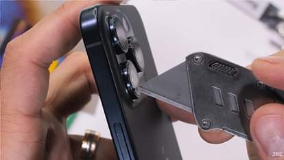 Bend Test: मजबूती की टेस्टिंग में फेल हो गया सबसे महंगा आईफोन, iPhone 15 और iPhone 15 Plus हो गए पास iPhone 15 and iPhone 15 Plus survive bend test iPhone 15 Pro Max failed