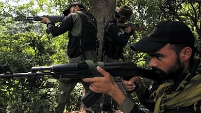 Rajouri Encounter: राजोरी में सुरक्षाबलों का ऑपरेशन जारी, आतंकियों की तलाश में ड्रोन और हेलिकॉप्टर भी उतारे Rajouri Encounter: Helicopters along with drones were launched in search of terrorists in Tattapani.