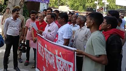 Bareilly News: केंद्रीय गृह राज्यमंत्री को पद से हटाने की मांग, बरेली ट्रेड यूनियंस फेडरेशन ने किया प्रदर्शन Bareilly Trade Unions Federation members protests