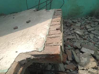 मुजफ्फरनगर में बड़ा हादसा: लिंटर तोड़ते समय भरभराकर गिरा मकान, मालिक की मौत, बेटा घायल Big accident in Muzaffarnagar: House collapsed while breaking linter, owner died, son injured