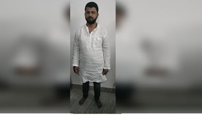प्रयागराज : बुर्का पहनकर भागने की फिराक में था गैंगस्टर मुजफ्फर, पुलिस ने लिया हिरासत में Gangster Muzaffar was trying to escape wearing burqa, police took him into custody