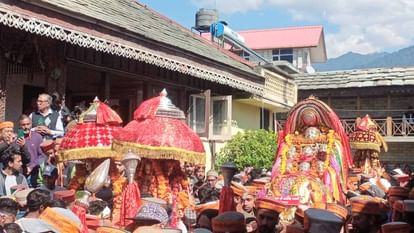 Kullu Dussehra: देवताओं का महाकुंभ अंतरराष्ट्रीय कुल्लू दशहरा शुरू, ढोल-नगाड़ों के साथ नाचते-गाते पहुंचे देवलू International Kullu Dussehra begins, bhagwan Raghunath Rath Yatra, Devlu arrives with gods dancing and singing