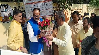 Aligarh News: उपमुख्यमंत्री पहुंचे पनैठी सामुदायिक स्वास्थ्य केंद्र, सीएमओ से पूछे सबाल, नहीं दे सके जबाव Deputy Chief Minister inspected Panaathi Community Health Center